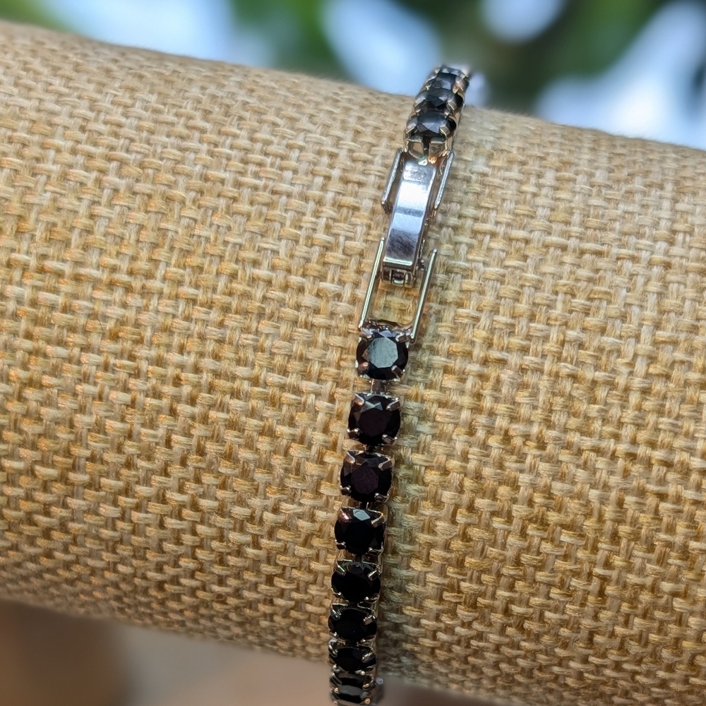 Sophisticated Black Gemstone Bracelet NWOT - Picture 3 of 5